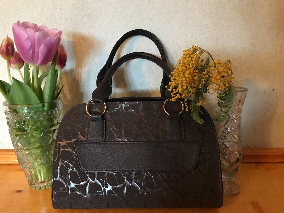 Фото автора. Цветы на фото - как доказательство того, что это не я, а весна виновата в том, что мне новую сумку хочется)))