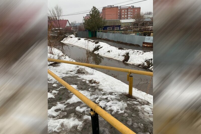    В Бузулуке река Суходол начала затапливать частные дома и гаражи. Спасатели эвакуируют людей на лодках