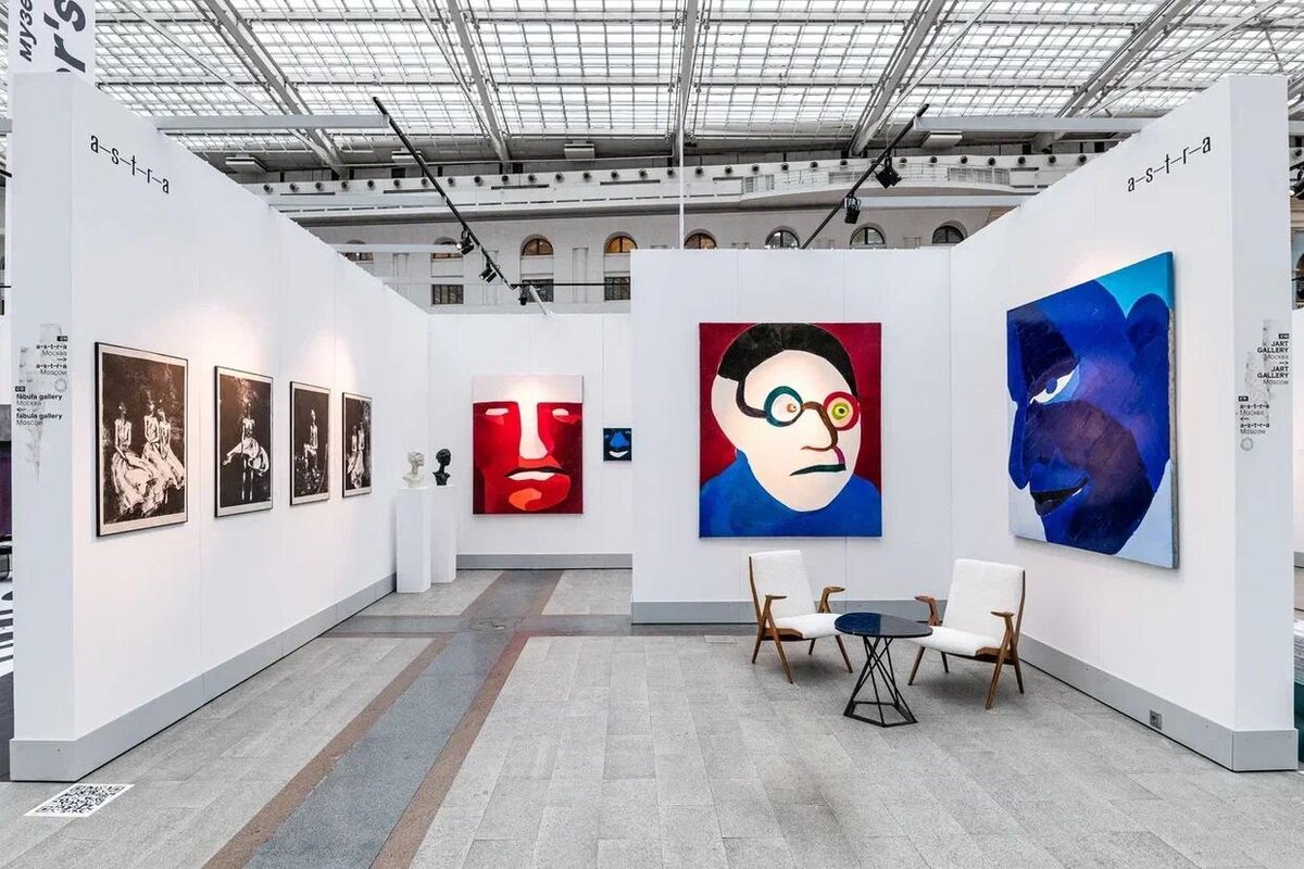    Стенд галереи a-s-t-r-a на ярмарке Cosmoscow 2022пресс-служба