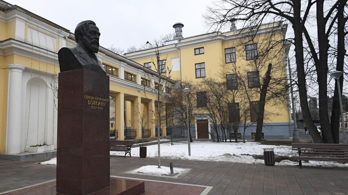    На территории Боткинской больницы в Москве образовалась свалка