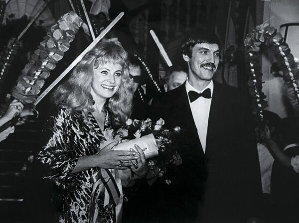 Евгений Киндинов и Алла Ларионова на фестивале в Испании. Актёр вспоминает, что для мероприятия требовался смокинг, которого у него не было. Выручили коллеги.