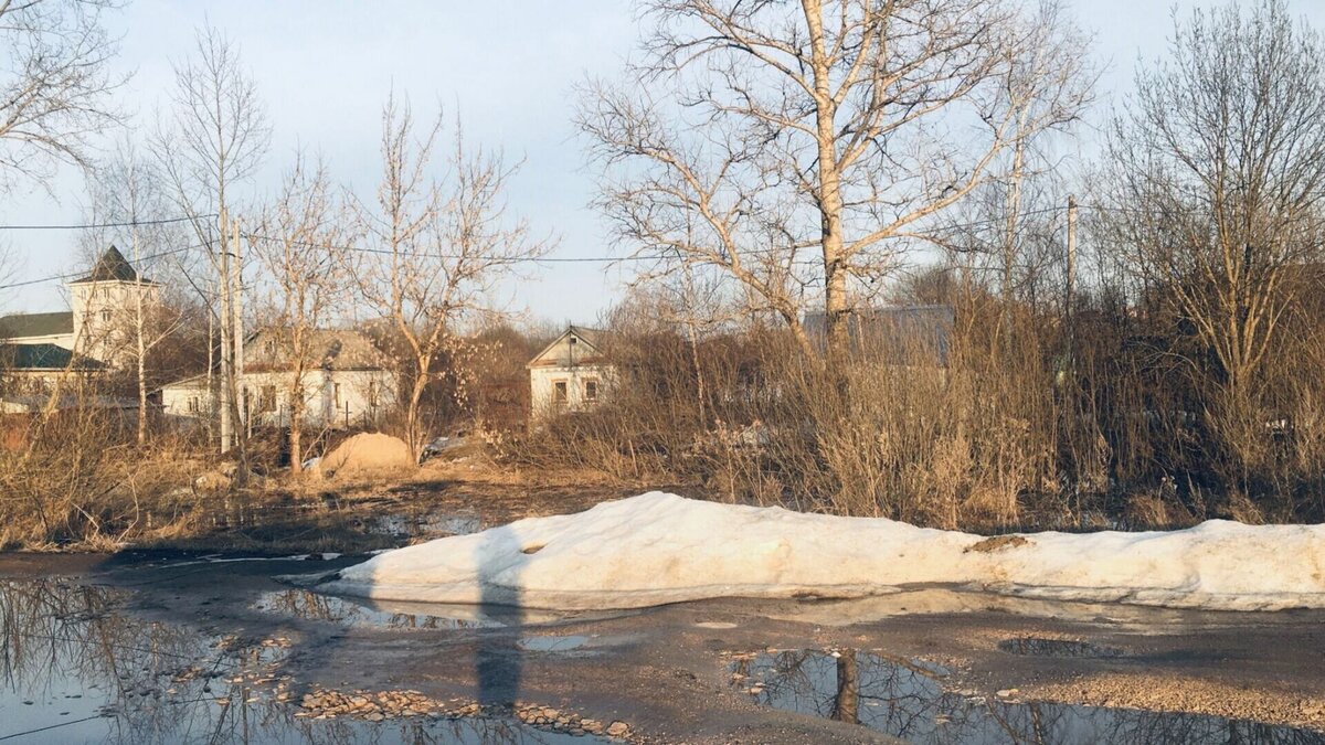     По прогнозам синоптиков, сегодняшний день должен быть тёплым и малооблачным. С утра ещё будет минусовая температура, а вот днем столбики термометров поднимутся до + 6 градусов.
