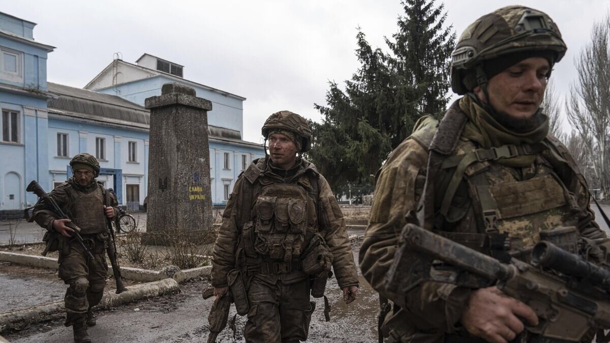    Украинские военнослужащие в городе Часов Яр под Артемовском© AP Photo / Evgeniy Maloletka