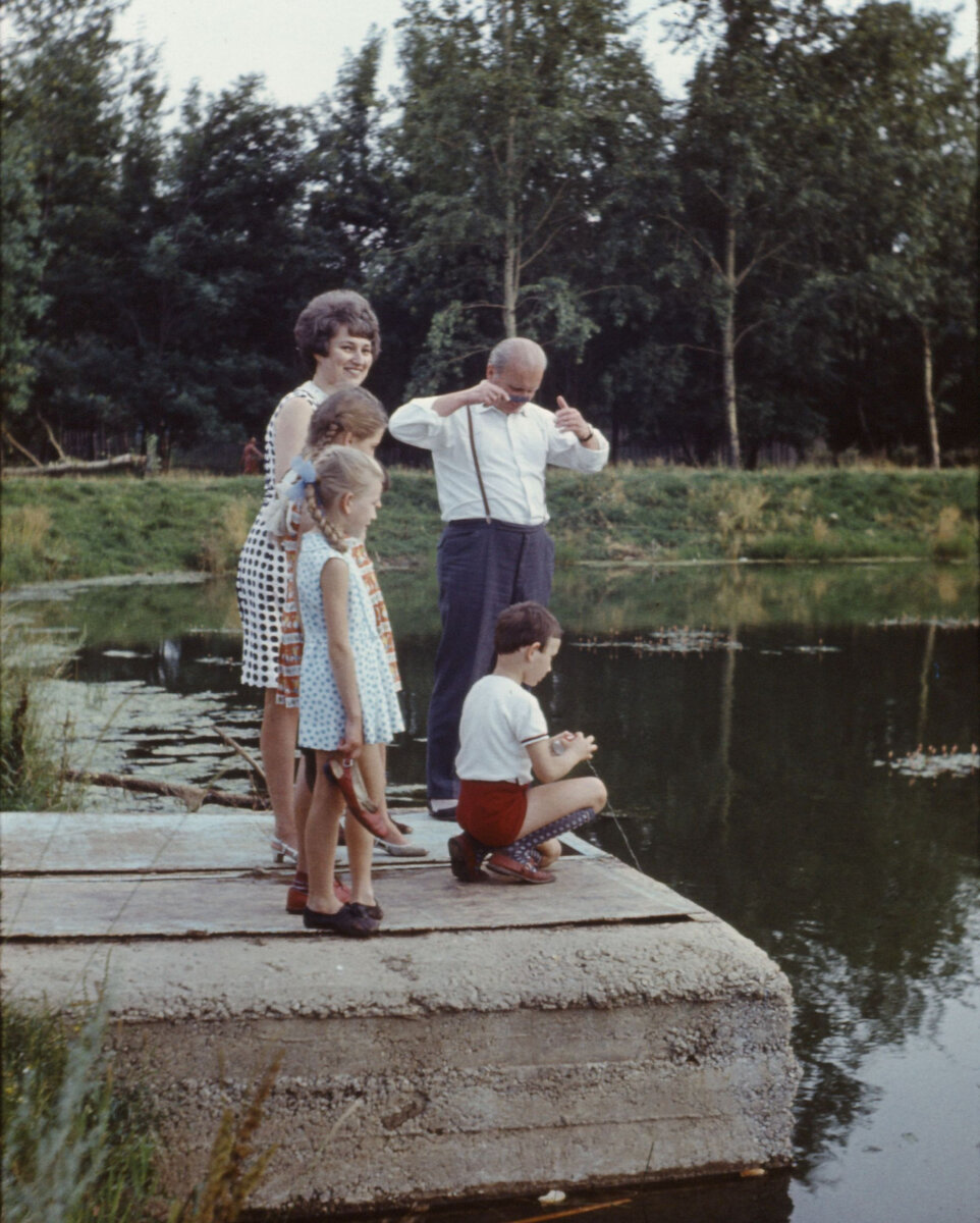 с мамой и дедушкой на дамбе запускаем подлодку с пультом управления. Девчонки незнакомые. Пос. Мещерский