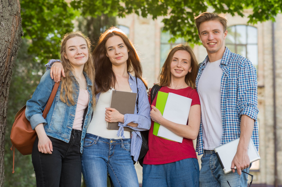 Study friends. Молодежь студенты. Школьники и студенты. Поступление в вуз. Студент картинка.