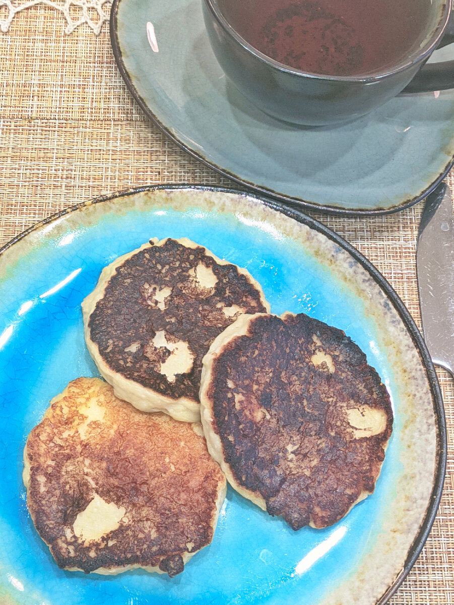 Семья ела сырники со сметаной и сгущенкой 