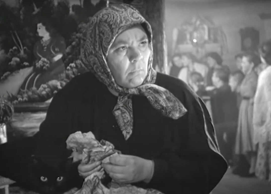 У Алевтины в руках неплохая выручка за один вечер. Кадр из фильма «Дело было в Пенькове».