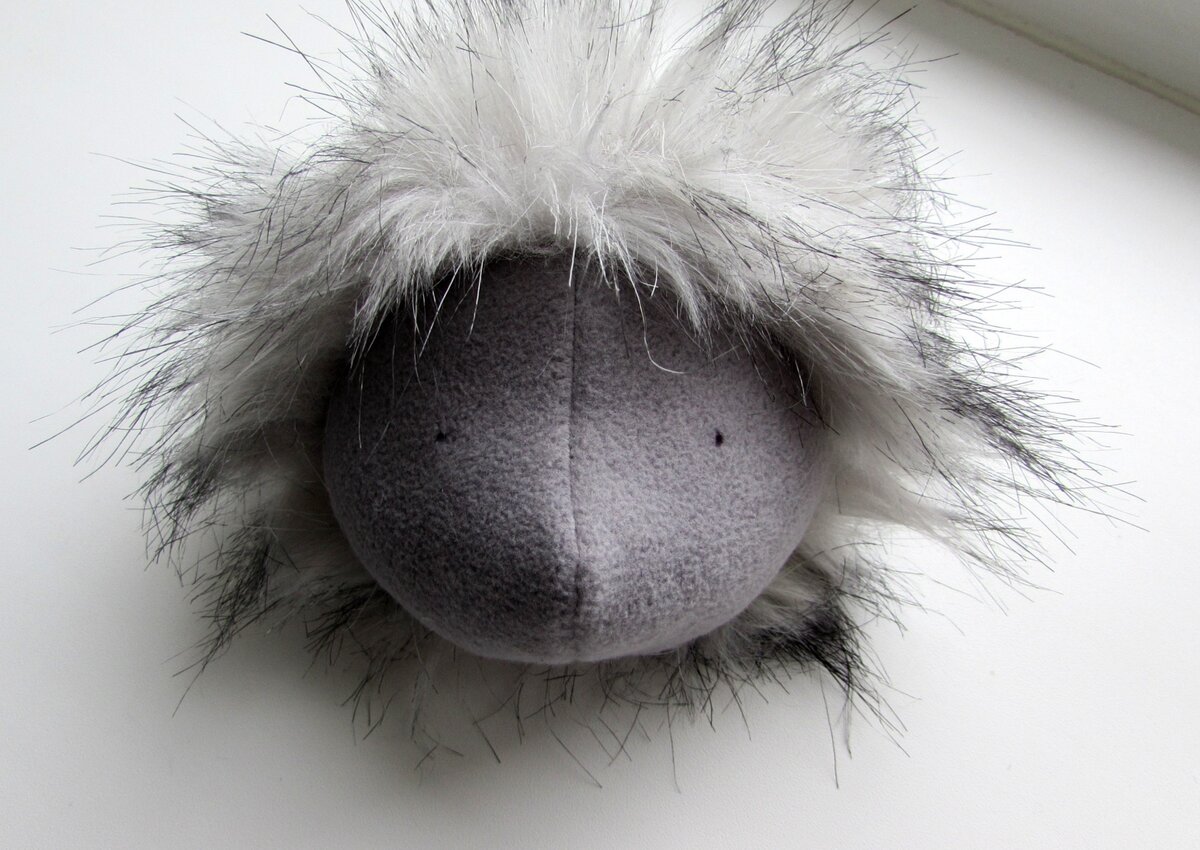 На готовой и уже плотно набитой мордочке делаем разметку для глаз