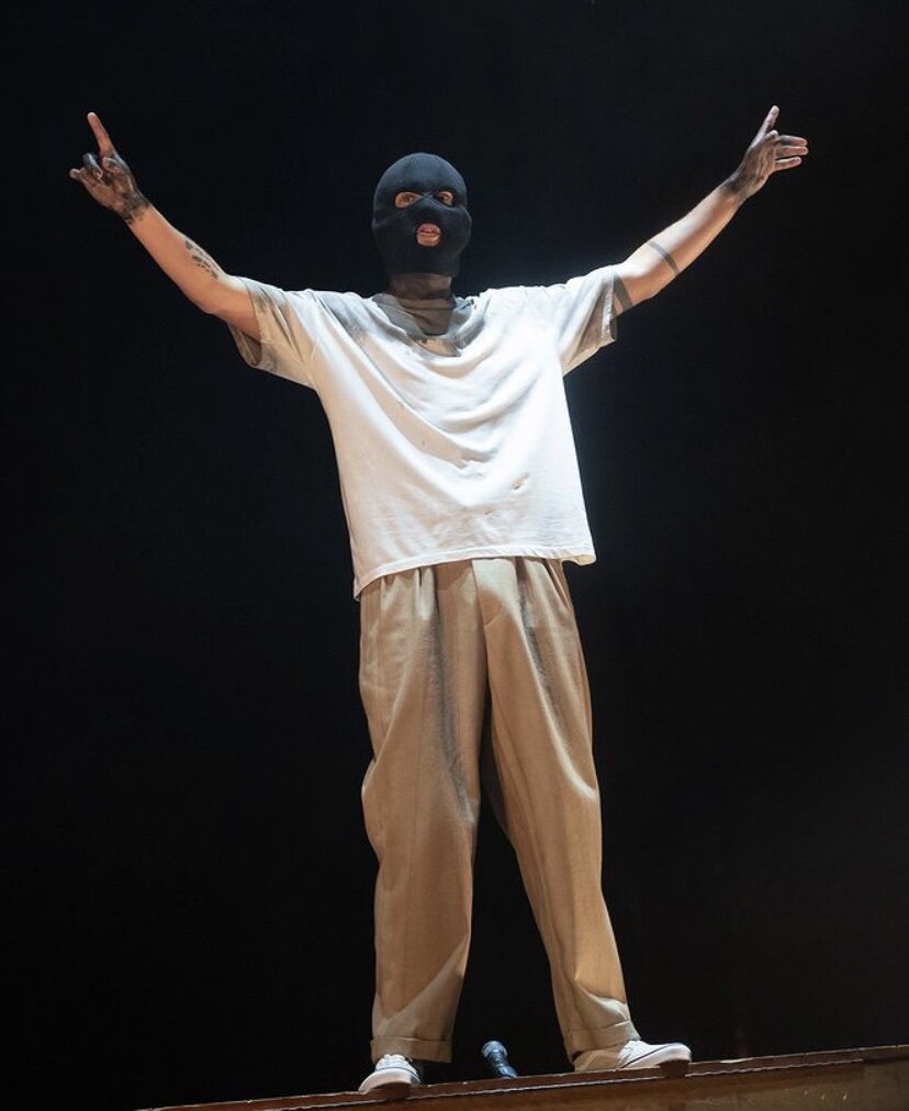 “Я знаю, что мы не должны были играть это шоу, но для нас большая честь играть его”