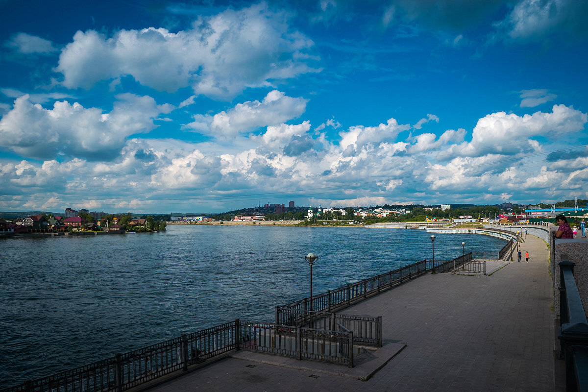 Вид на Иркутск с набережной реки Ангара. Координаты места 52.293058, 104.284801