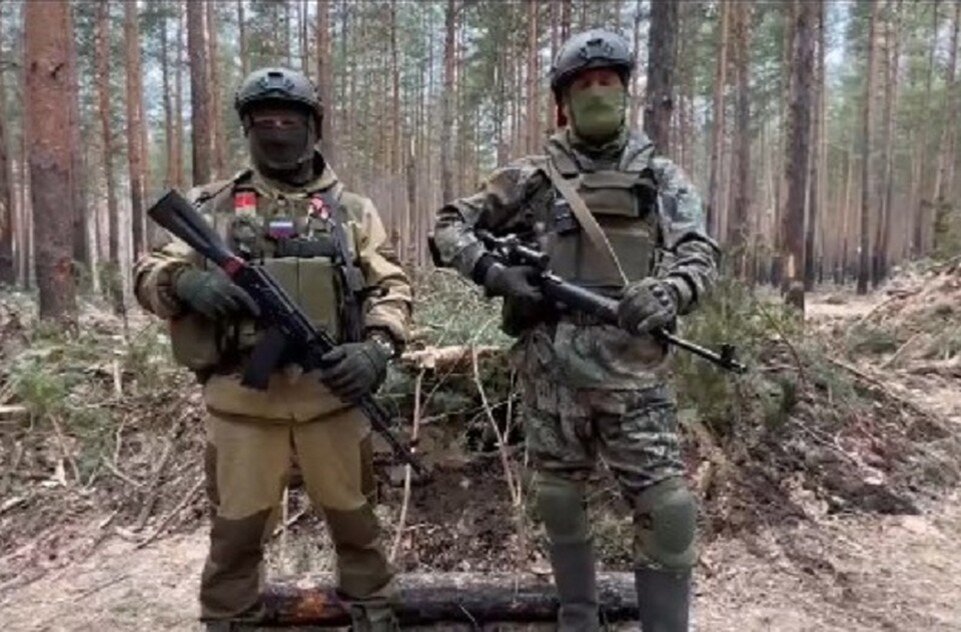     Мужчины в масках и оружием в руках пообещали выполнить все задачи, которые перед ними будут поставлены. Фото: скриншот видео