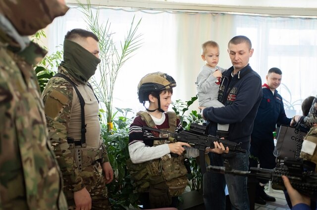    Каждому парню хочется примерить настоящее боевое снаряжение. Фото: Пресс-служба УМВД России по Омской области