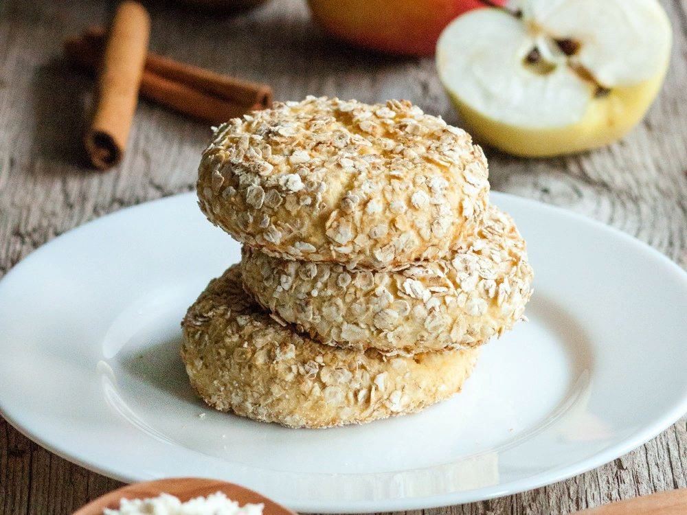 Творожные сырники с яблоками, корицей и джемом