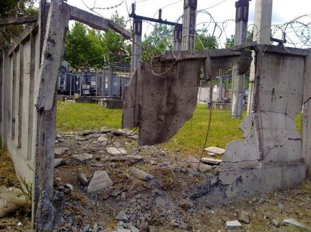 Да это забор с колючей проволокой! И он сломан! Это вам для наглядности!