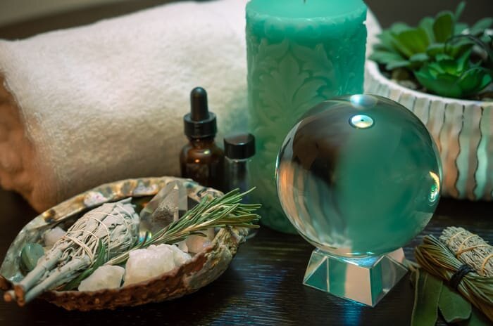 Значения зеленых свечей связаны с качествами Венеры. Хотя мы обычно связываем Венеру с любовью, она также управляет плодородием и изобилием, поэтому она наблюдает за магией свечей для заклинаний, связанных с деньгами или процветанием.