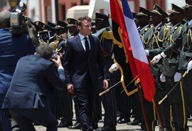 Президента Франции торжественно встретили в Луанде. Фото: AP