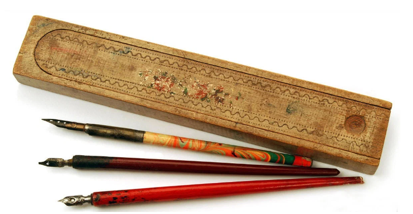 Грязное перо писало хуже, больше была вероятность испортить работу. На фото: перьевые ручки для школы и пенал для их хранения.