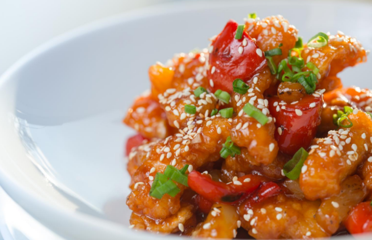 Курица, тушенная в кисло-сладком соусе с болгарским перцем и морковью