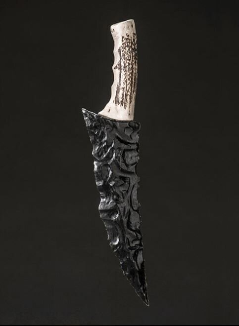 Обсидиановый нож с рукояткой из кости.