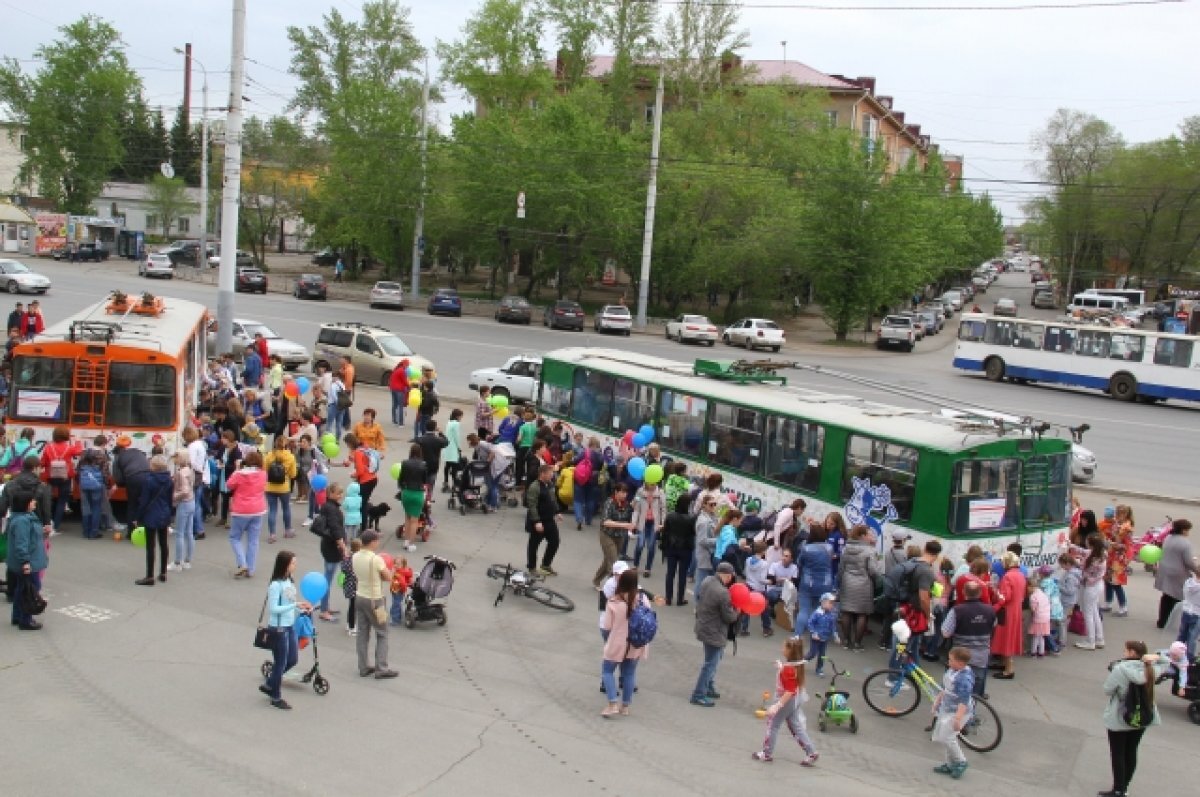    Омичей эвакуировали из старого горящего троллейбуса у Музыкального театра