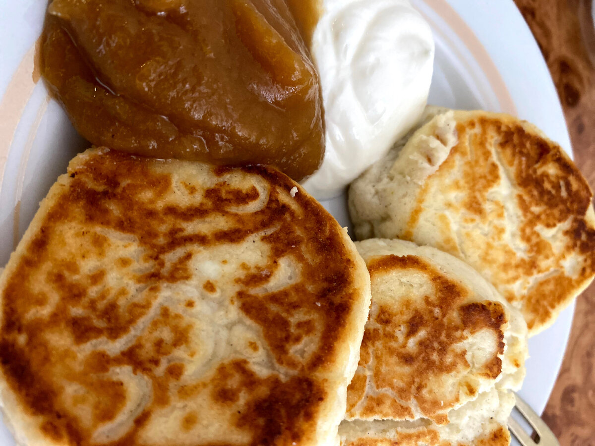 Текстура сырников из рикотты нежнейшая с хрустящей корочкой, тают во рту 