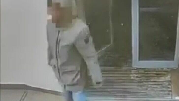     В Ижевске установили и задержали подозреваемого в разбойном нападении на женщину в отделении одного из банков города.