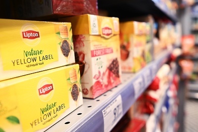    Чай Lipton на прилавке одного из магазинов в Москве ©Павел Бедняков РИА Новости