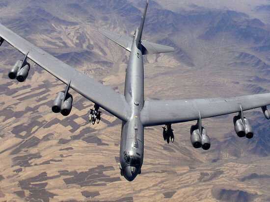     Стратегический бомбардировщик B-52, летящий над Афганистаном. Источник фото: википедия.