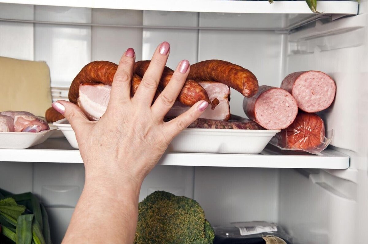 Можно замораживать вареную колбасу. Колбаса в холодильне. Колбаса в холодильнике. Сосиски в холодильнике. Холодильник полный колбасы.