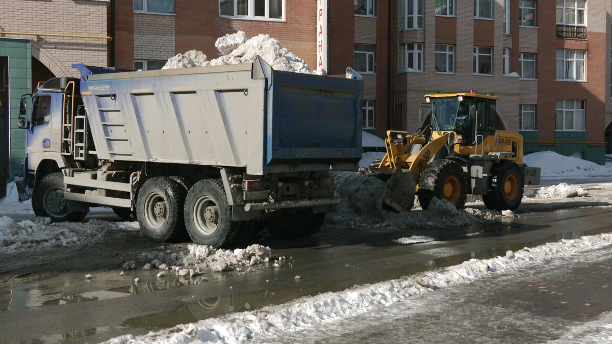    Тротуары чистят до асфальта: в Югре начались противопаводковые мероприятия