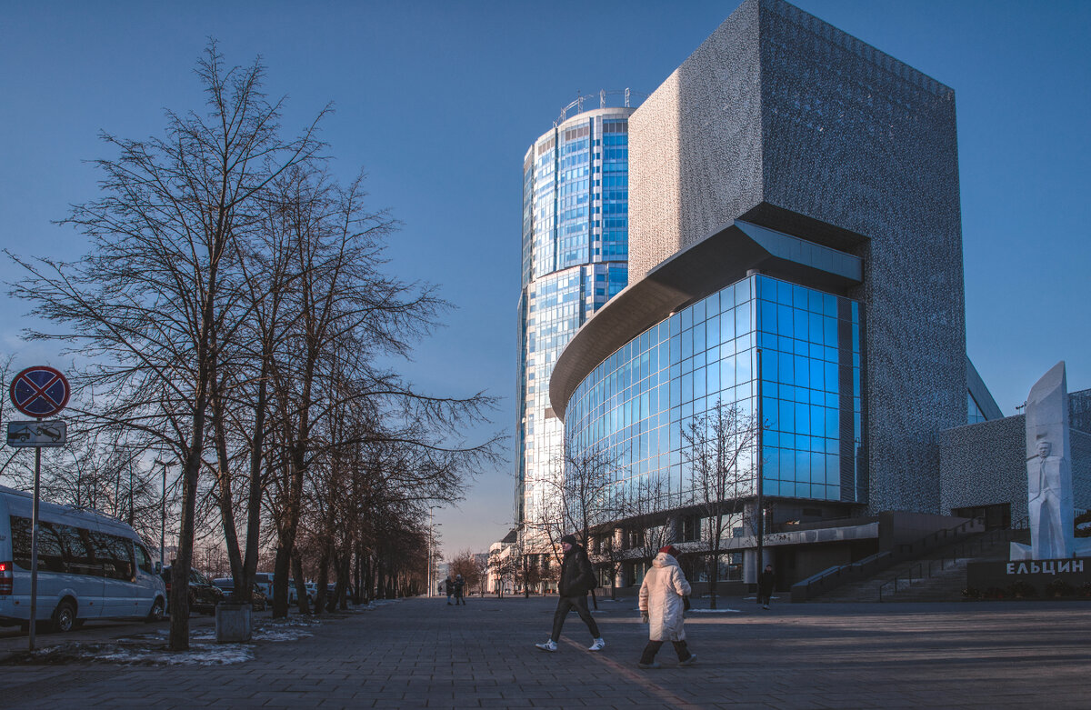 📍 Справа от здания установлена статуя Б.Н. Ельцина. Несмотря на отнюдь не миниатюрный размер, она теряется на фоне стеклянных блоков построек Ельцин центра. Здесь Борис Николаевич похож на горца в бурке. Только папахи не хватает и усов.