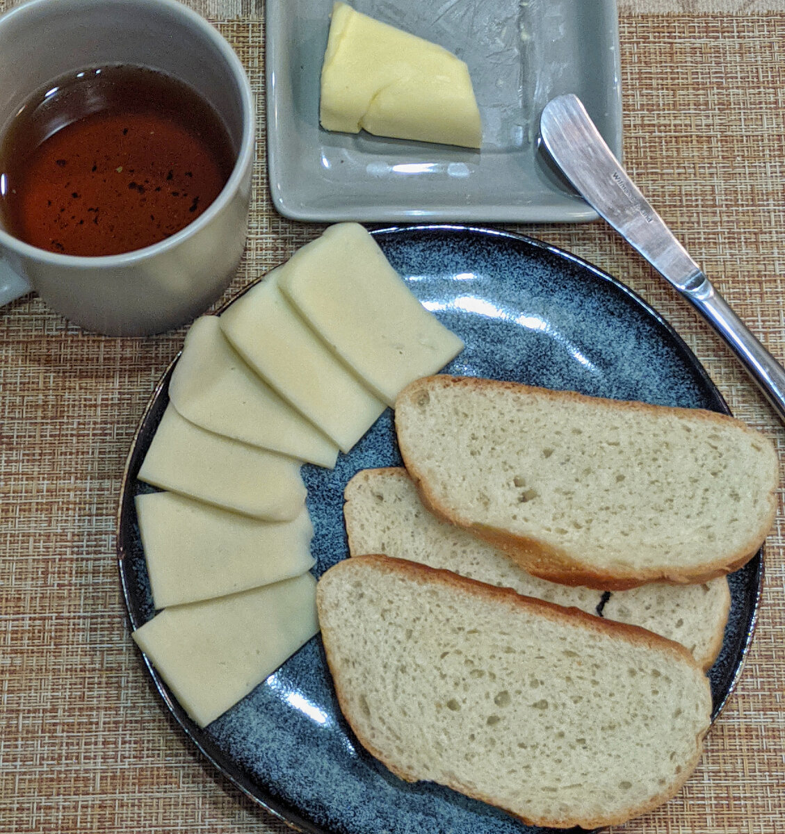 А дочь попросила бутерброды с чаем