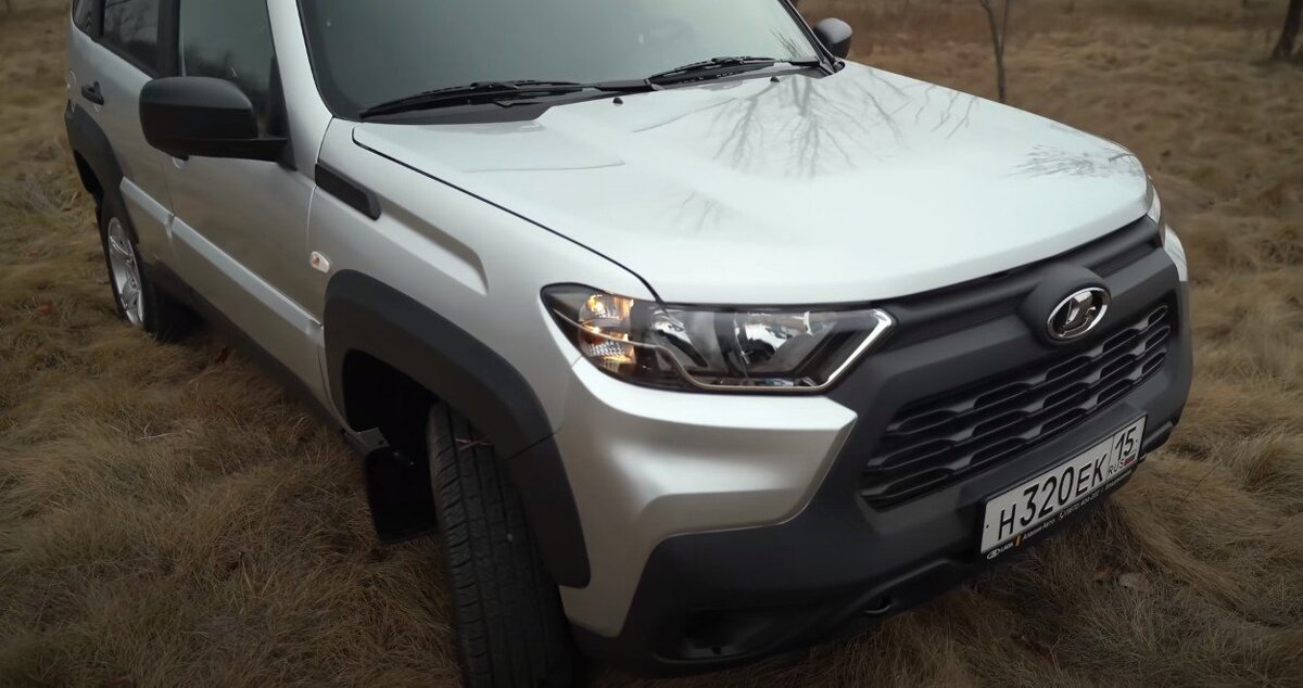      Вычурные и несоразмерно большие фары по отношению к передку.