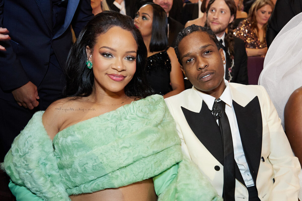     Беременная Рианна отправилась за покупками в расслабленном наряде