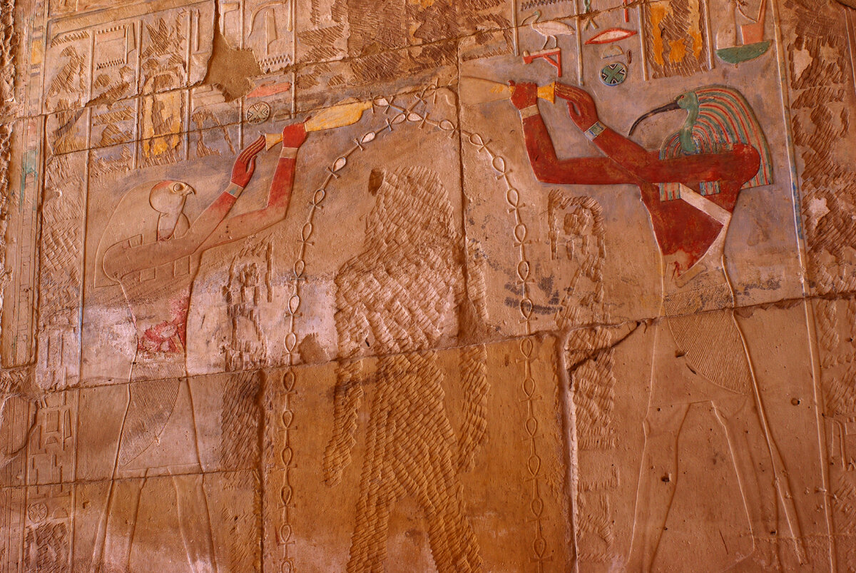 Боги Гор и Тот поливают Хатшепсут ключами жизни, даруя любимой дочери вечную жизнь.