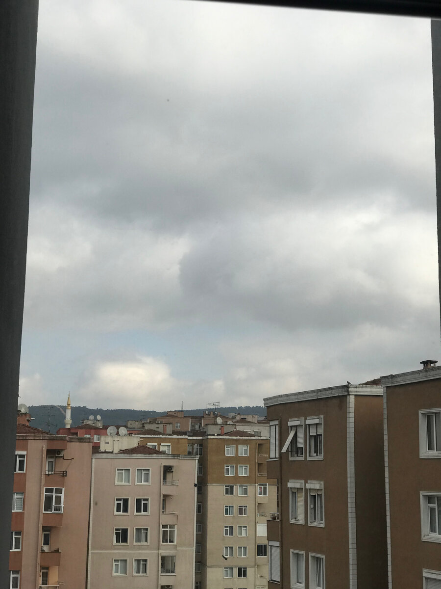 Вид из окна кухни. Лазурное небо покрытое пухом легчайших облаков.