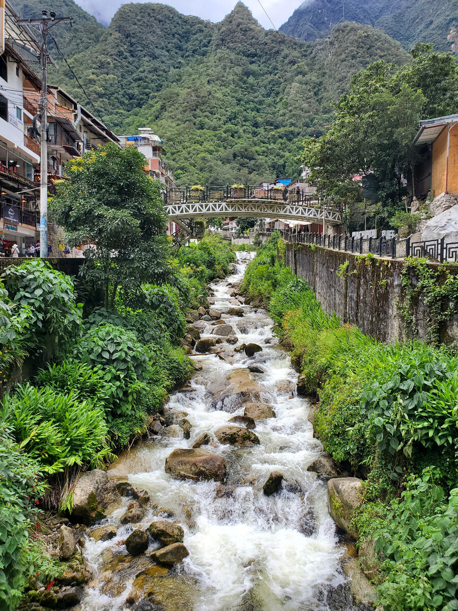 Горная река в Агуас Кальентес, Перу, Мачу Пикчу