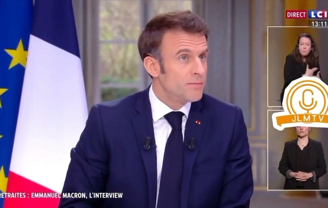    Макрон снял часы в прямом эфире и вызвал возмущение французских политиков