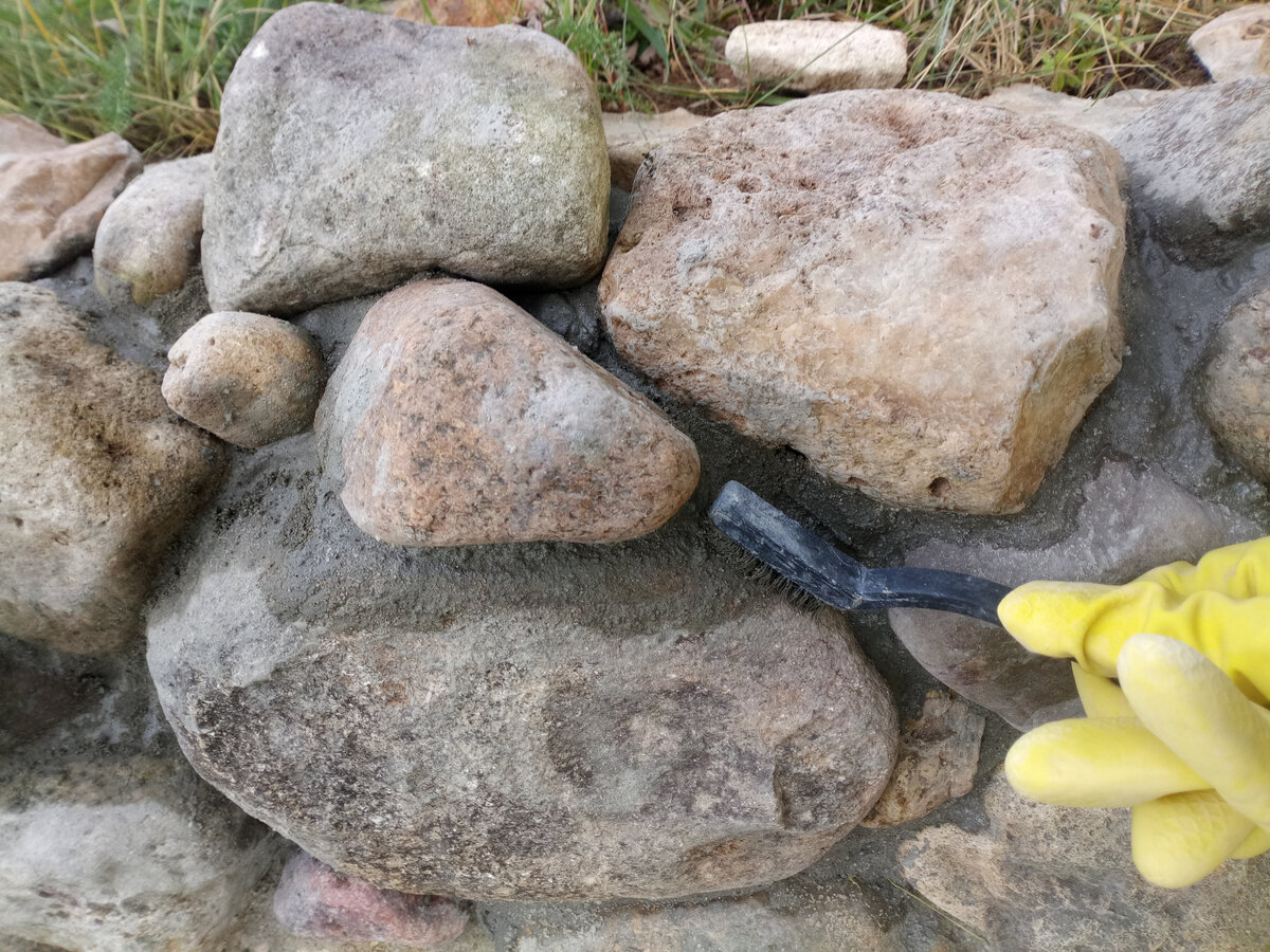 Щетка с жесткой щетиной, вода и трудолюбие творят чудеса) Если, конечно, раствор еще не застыл окончательно)))