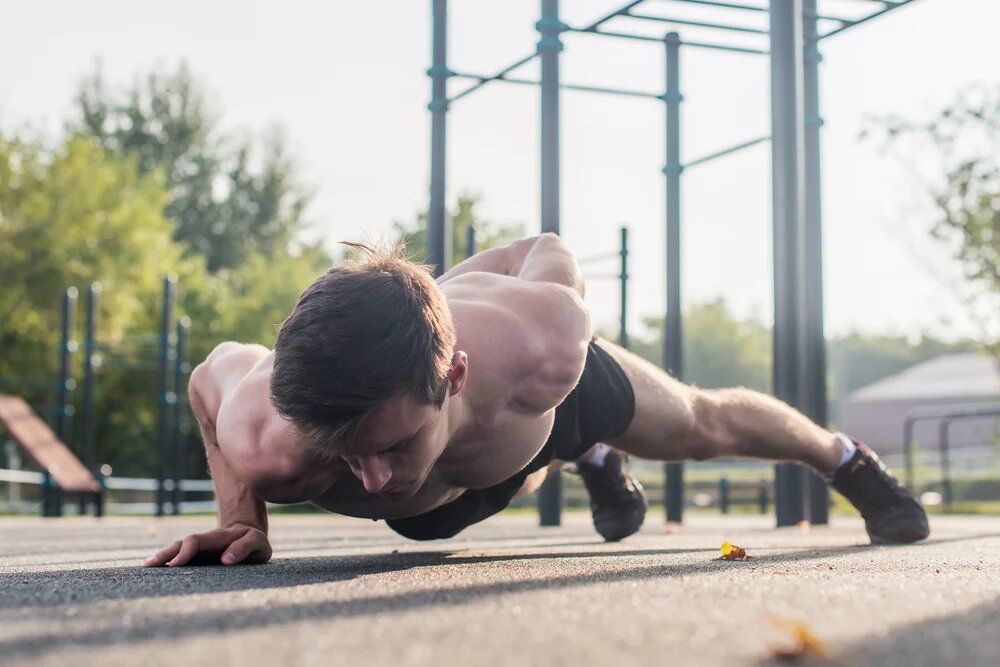 Спортсмен отжимается