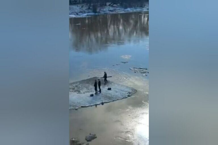    На отколовшейся льдине на Урале находились трое оренбургских школьников Марина Шарт