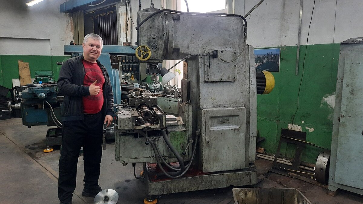 Василий был известным электро-механиком на заводе, который специализировался на ремонте фрезерных станков.