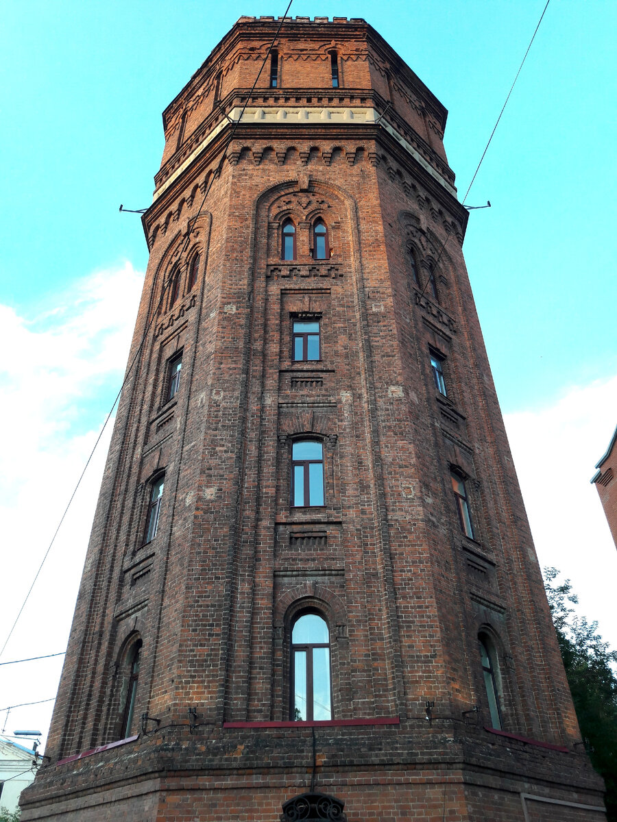 Водонапорная башня, ну конечно бывшая.