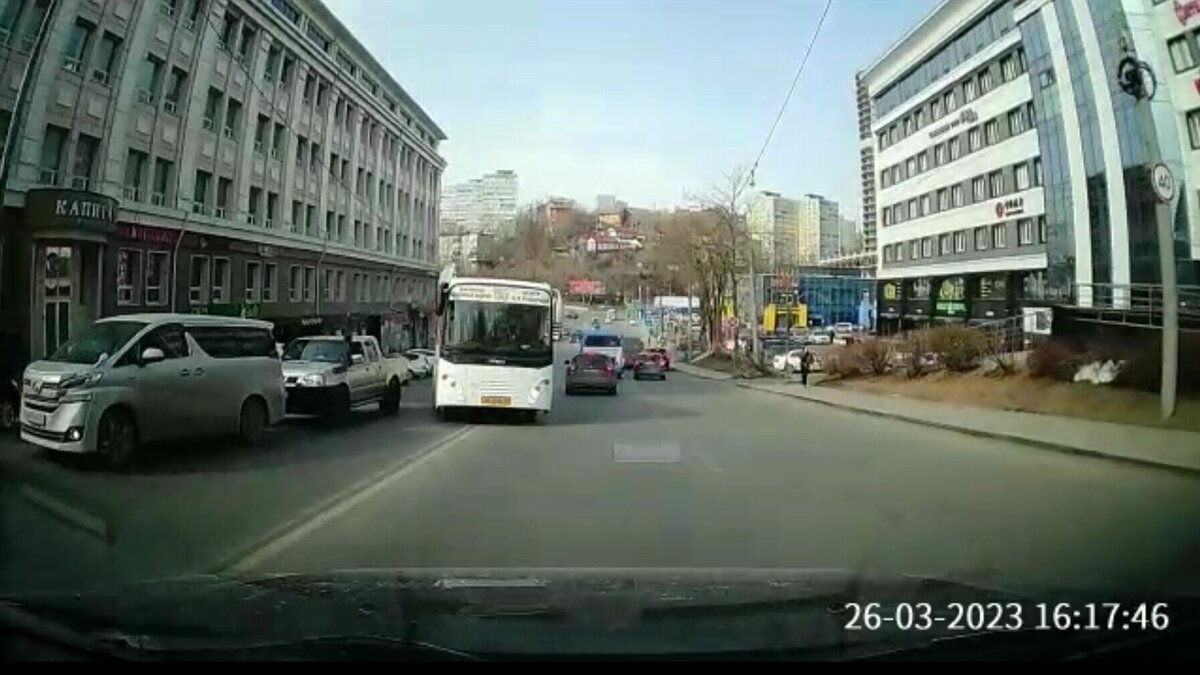     Опасный манёвр водителя автобуса 55 маршрута попал в объектив видеорегистратора ещё одного участника дорожного движения. Очевидец не только заметил, как водитель рискует жизнями пассажиров и других участников дорожного движения, но и сам едва не угодил в ДТП.