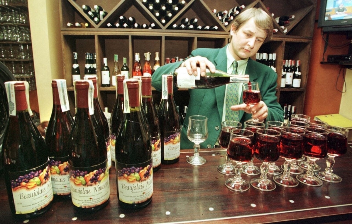 Не все богачи исчезли в дефолт. Вот менеджер наполняет бокалы дорогим вином в Москве