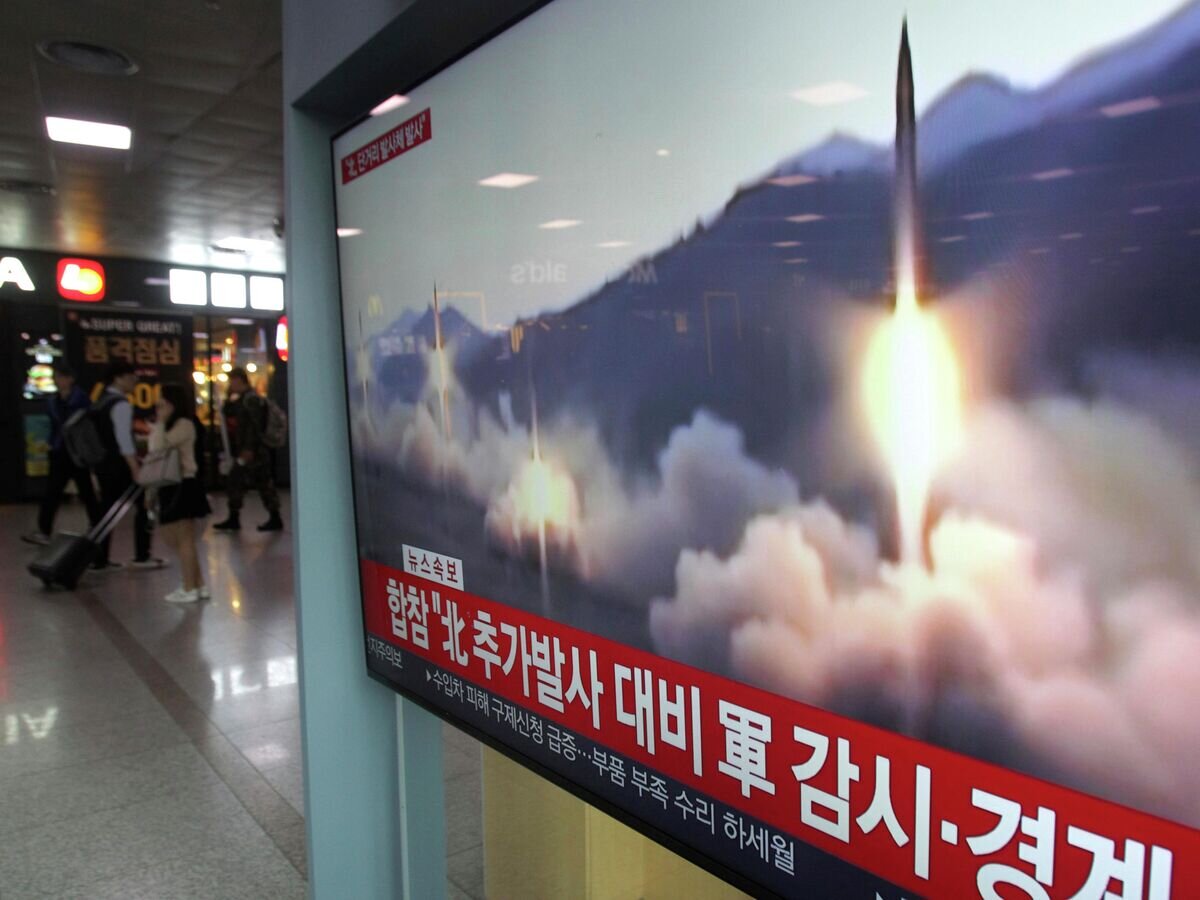    Телевизионная трансляция запуска ракет с территории КНДР© AP Photo / Ahn Young-joon