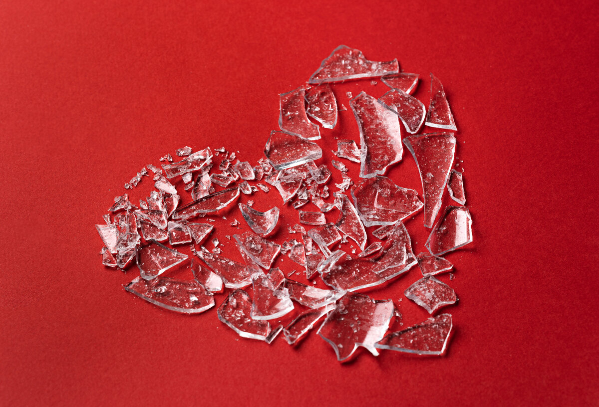 Изображение от <a href="https://ru.freepik.com/free-photo/top-view-broken-glass-heart-on-red-background_28739344.htm#page=2&query=%D0%BE%D1%81%D0%BA%D0%BE%D0%BB%D0%BA%D0%B8&position=29&from_view=search&track=sph">Freepik</a>