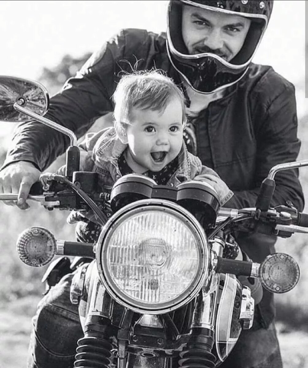 Можно возить ребенка на мотоцикле. Детская фотосессия с мотоциклом. Мото для детей. Мотоцикл для детей. Фотосессия с мотоциклом дети.