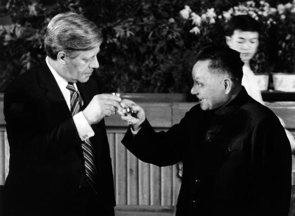    Дэн Сяопин (справа) и Гельмут Шмидт в 1975 году. Фото: Global Look Press
