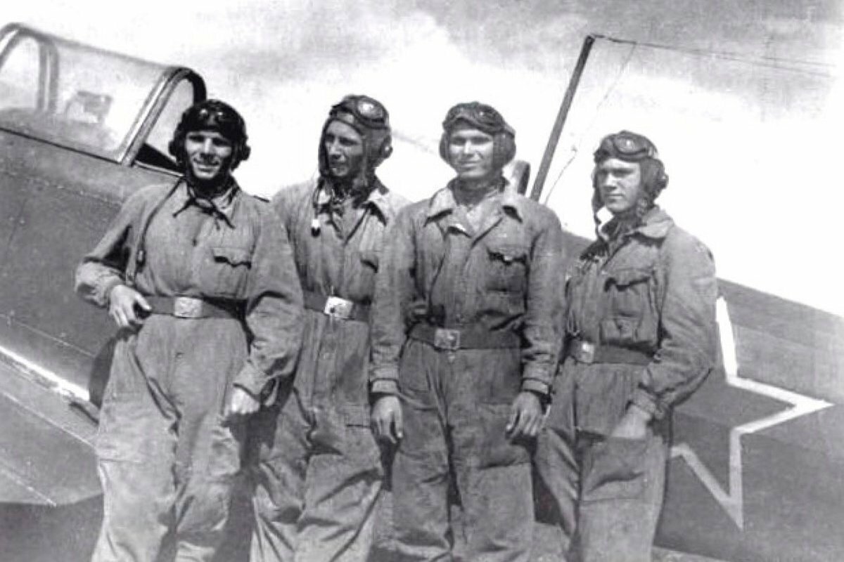    Юрий Гагарин с товарищами